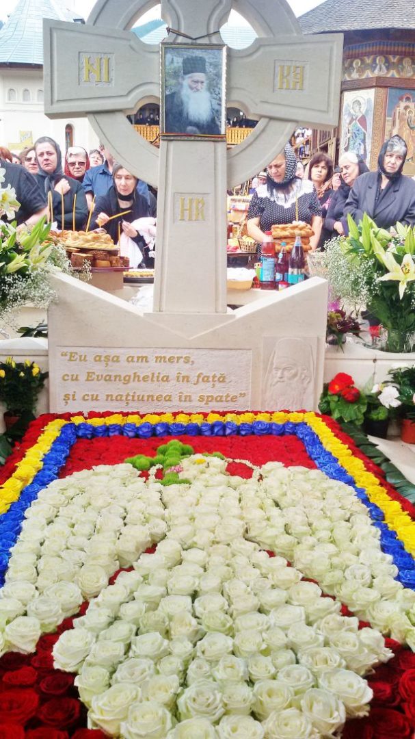 Jos mâinile de pe Părintele Justin Pârvu